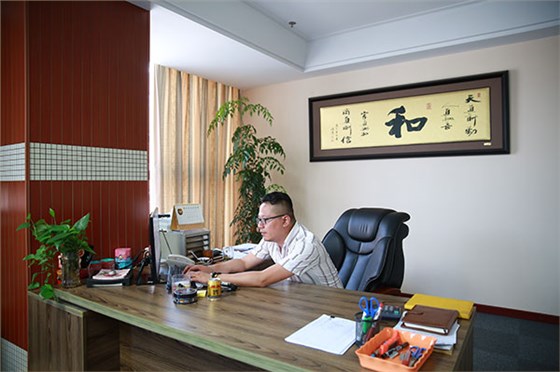 泰鸿物流工作人员办公特写2图